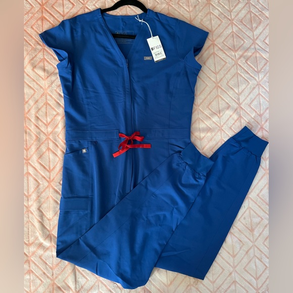 FIGS- Jane V-Neck Jogger ScrubJumpsuit in winning blue - Picture 9 of 9